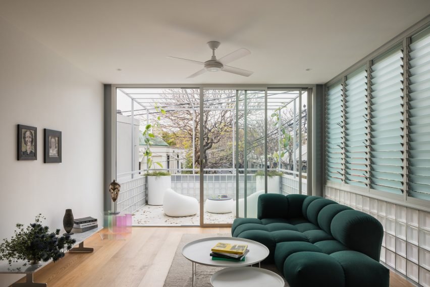 Sydney'de Tarihi Pub'ın "Işık Duvarı"yla Yeniden Doğuşu