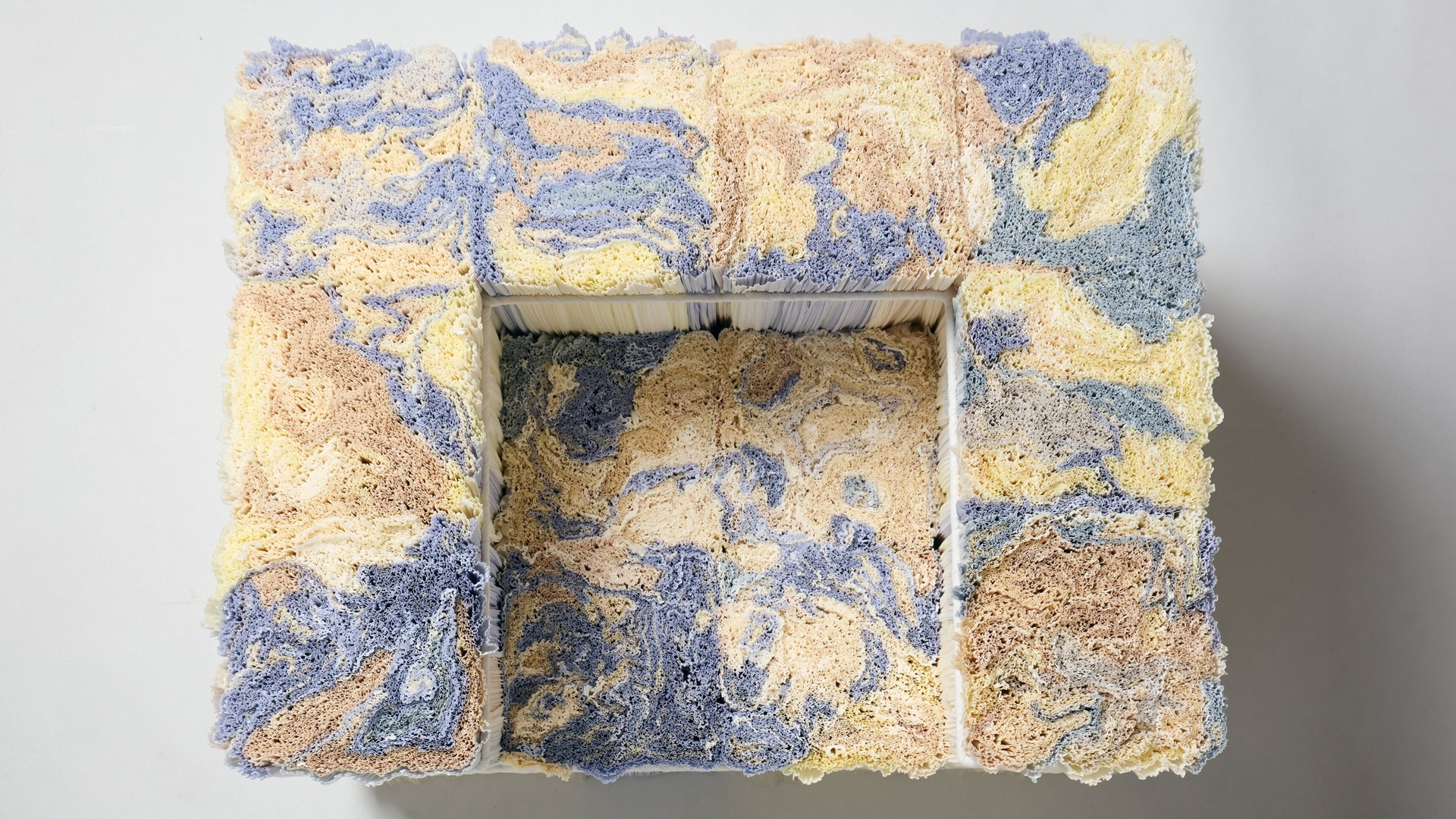 Issey Miyake&rsquo;den Çığır Açan Hamle: Atık Kağıttan Mermer Mobilyalar