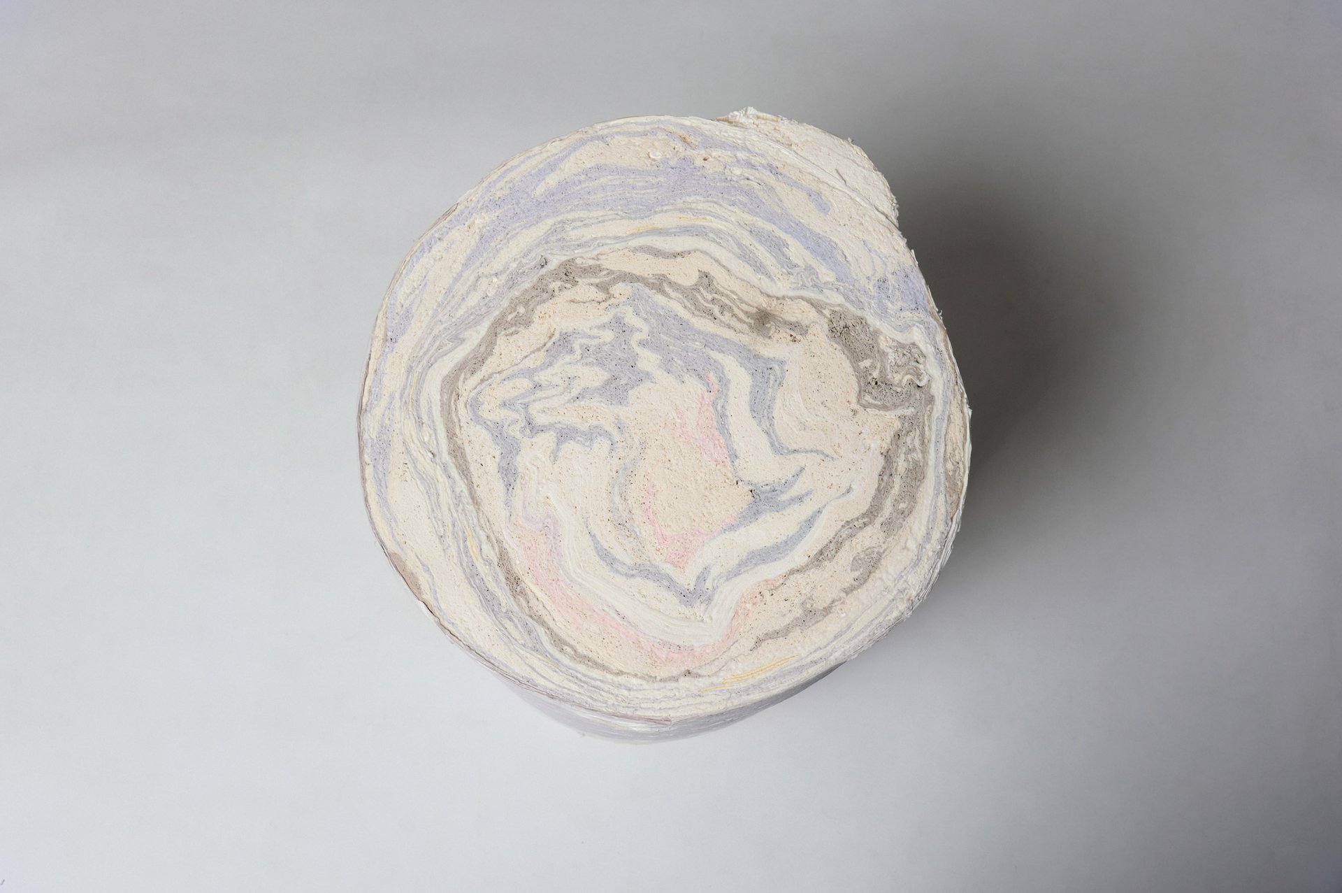 Issey Miyake'den Çığır Açan Hamle: Atık Kağıttan Mermer Mobilyalar