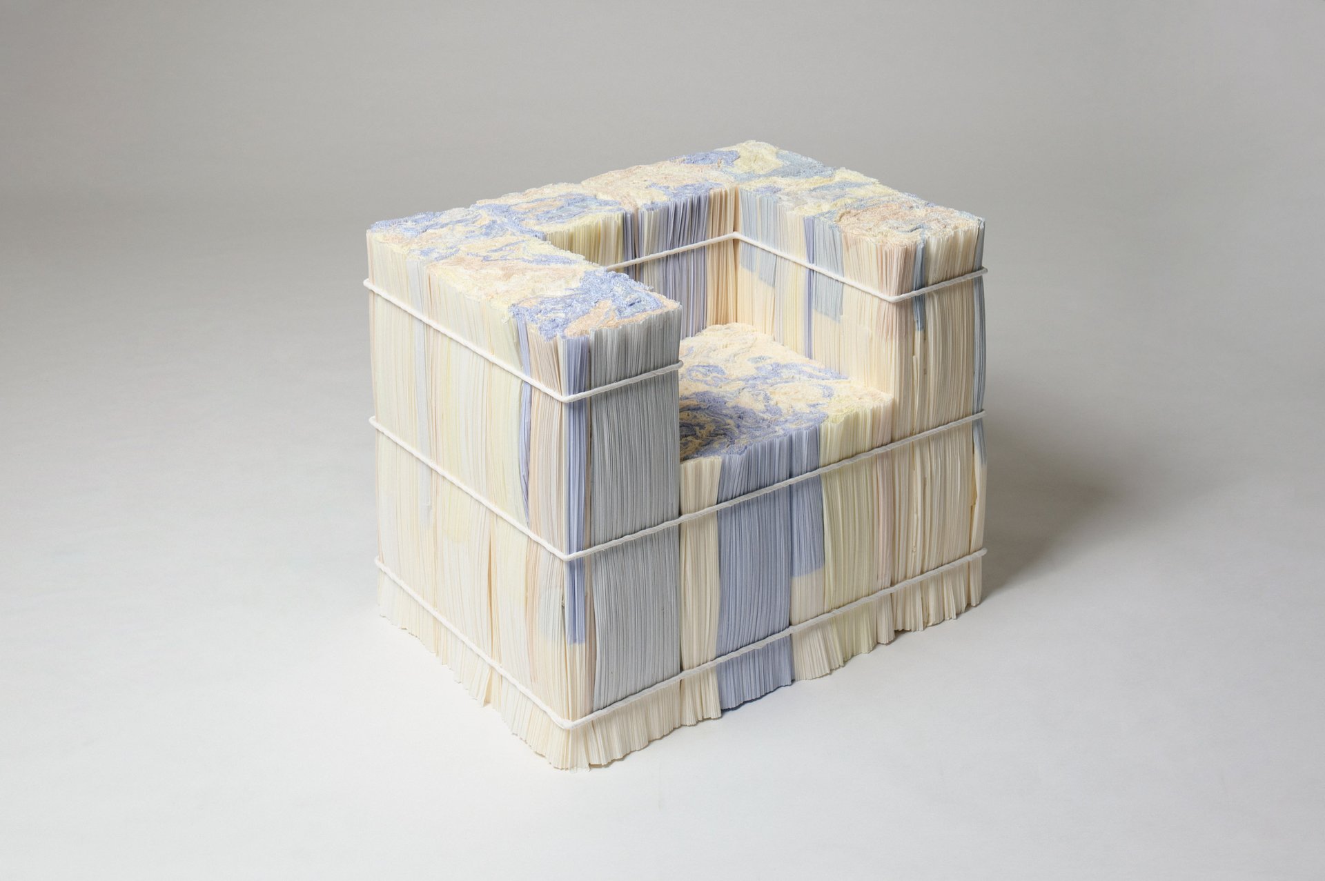 Issey Miyake'den Çığır Açan Hamle: Atık Kağıttan Mermer Mobilyalar