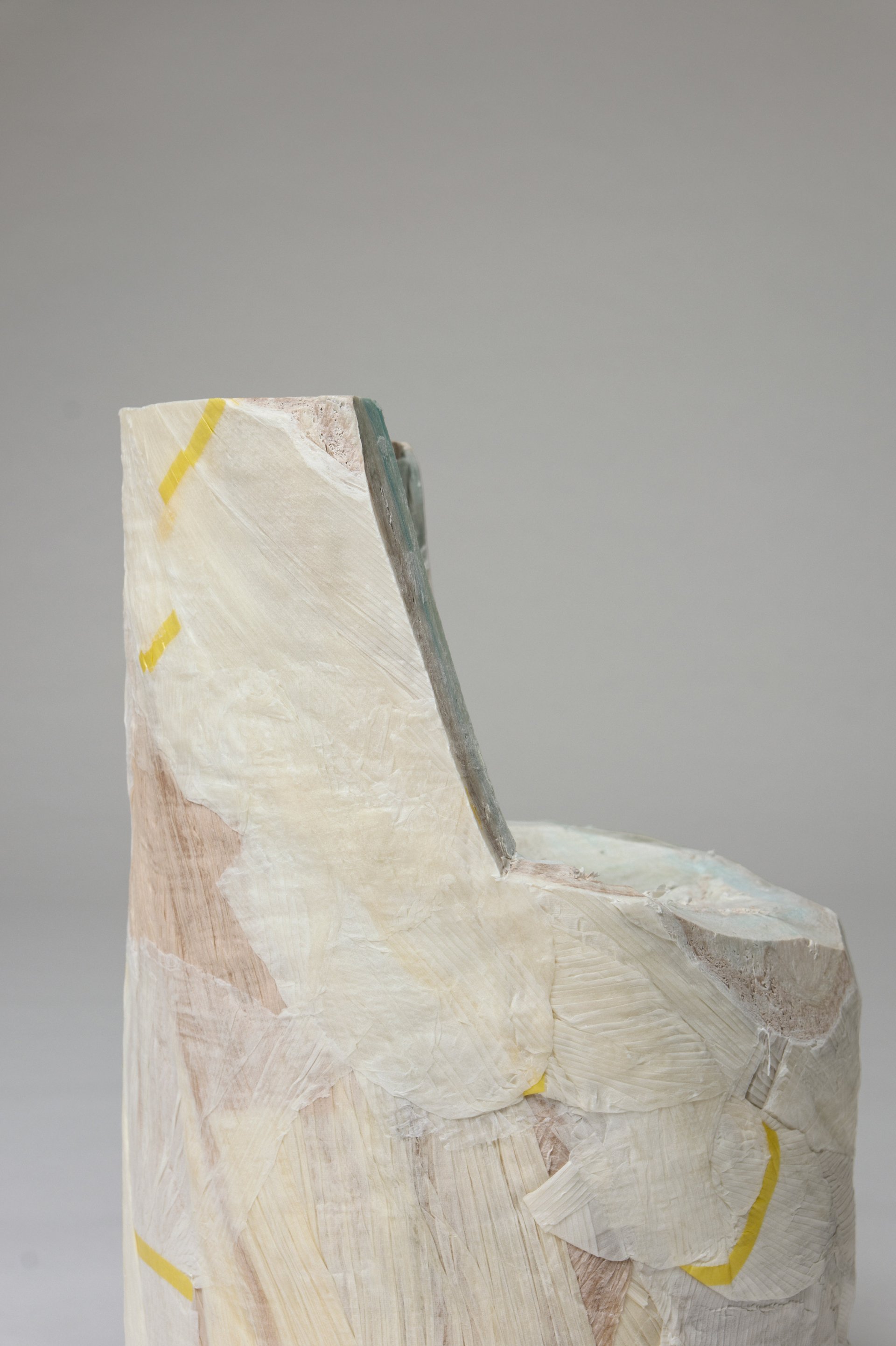 Issey Miyake'den Çığır Açan Hamle: Atık Kağıttan Mermer Mobilyalar