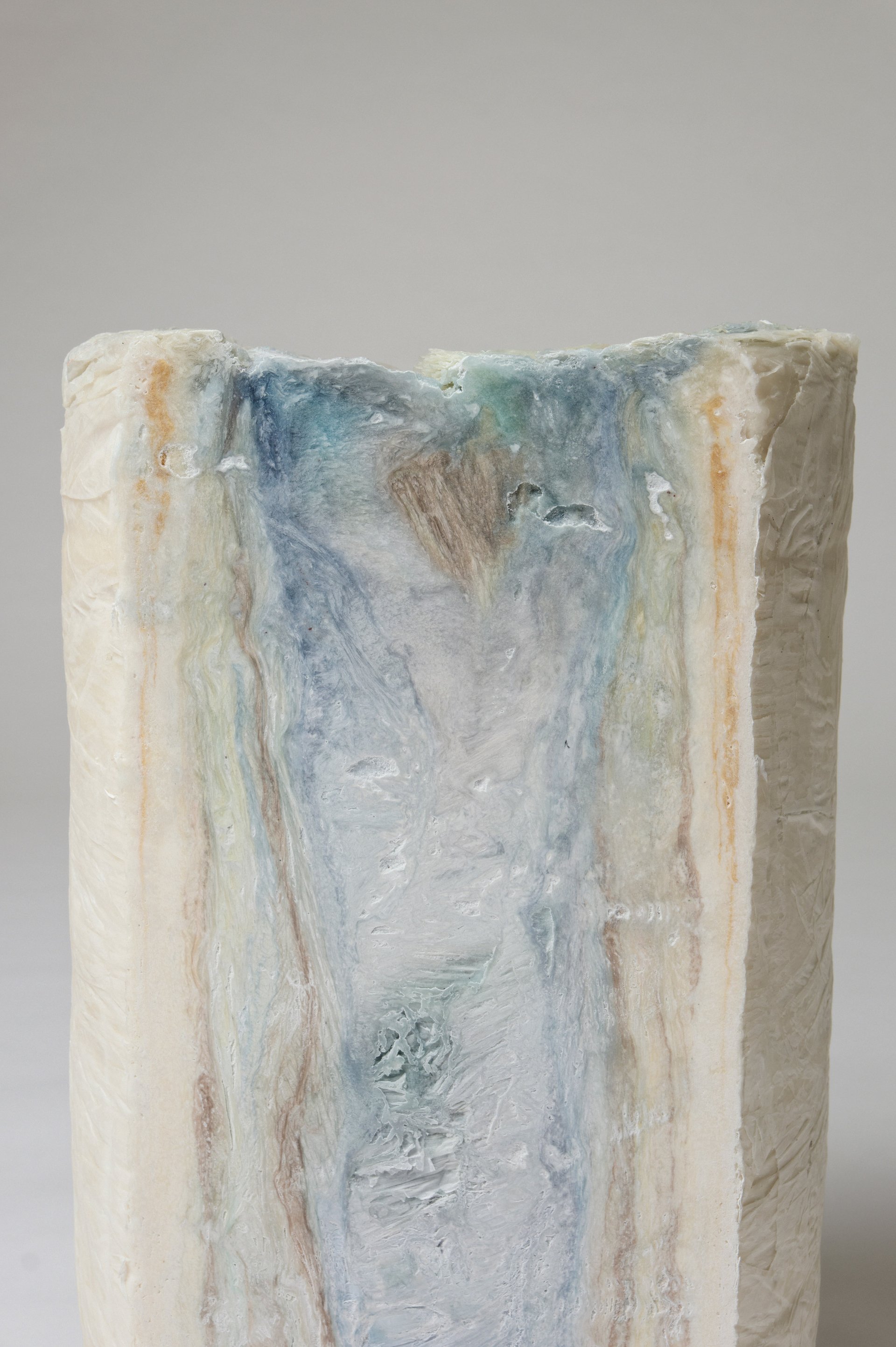 Issey Miyake'den Çığır Açan Hamle: Atık Kağıttan Mermer Mobilyalar