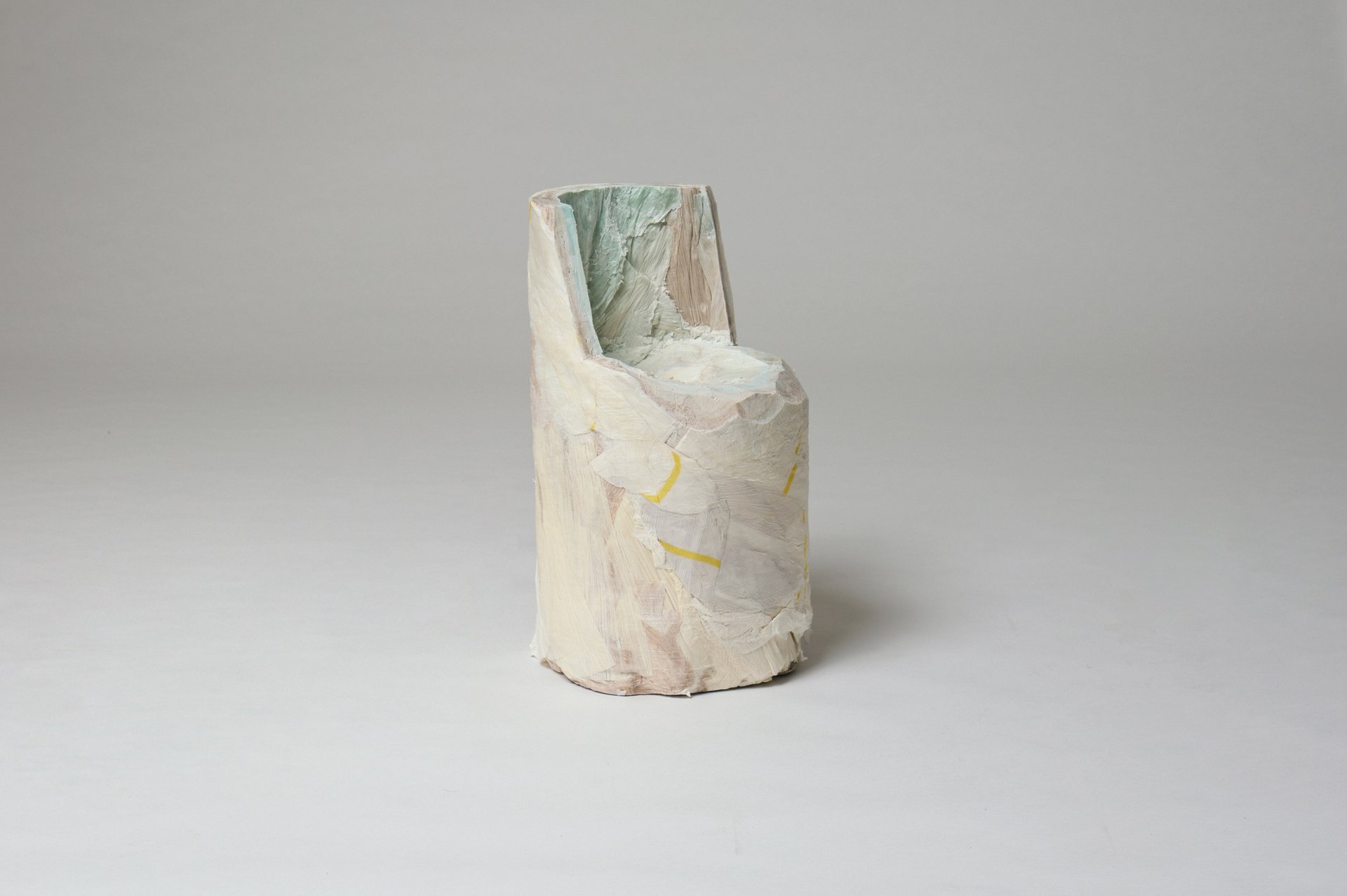 Issey Miyake'den Çığır Açan Hamle: Atık Kağıttan Mermer Mobilyalar