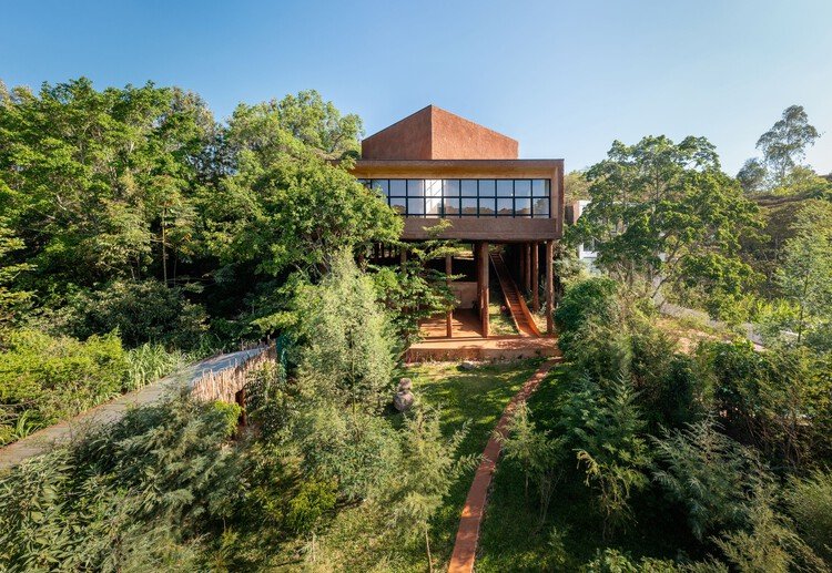 Karen&rsquo;ın Kalbinde Sanatın Sığınağı: Nyamai Stüdyosu ve Adjaye