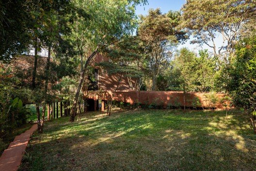 Karen'ın Kalbinde Sanatın Sığınağı: Nyamai Stüdyosu ve Adjaye