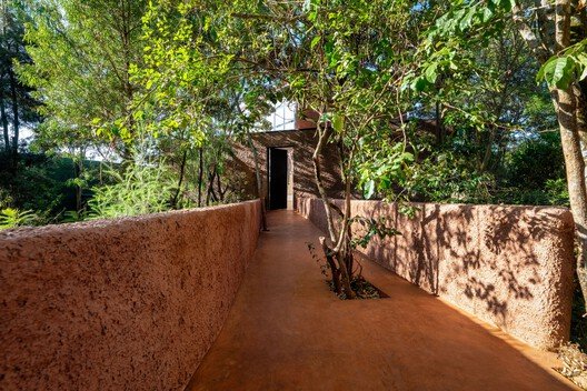 Karen'ın Kalbinde Sanatın Sığınağı: Nyamai Stüdyosu ve Adjaye