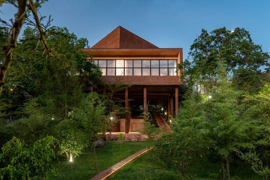 Karen'ın Kalbinde Sanatın Sığınağı: Nyamai Stüdyosu ve Adjaye