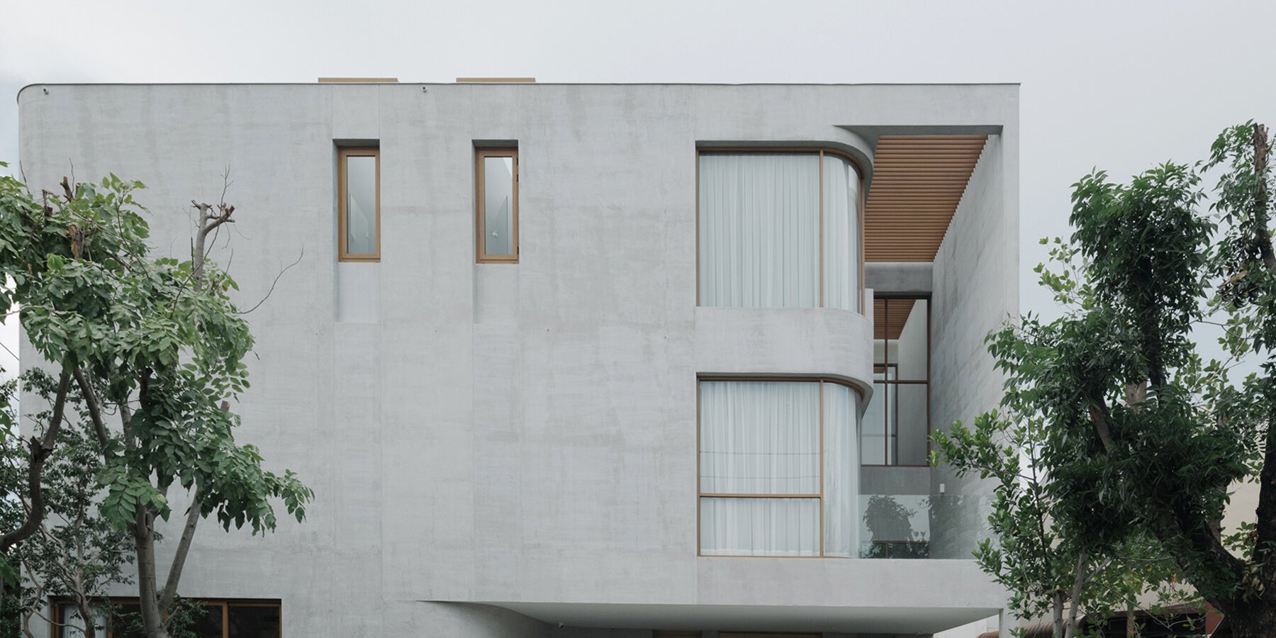 Bangkok'ta Oom Evi Yükseliyor: Kavisli Betonun Zarif Dansı