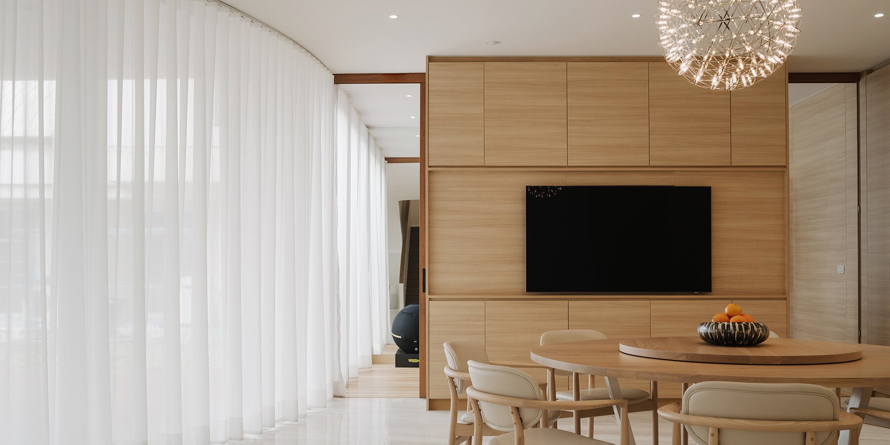 Bangkok'ta Oom Evi Yükseliyor: Kavisli Betonun Zarif Dansı