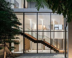 Bangkok'ta Oom Evi Yükseliyor: Kavisli Betonun Zarif Dansı