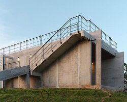 Bangkok'ta Oom Evi Yükseliyor: Kavisli Betonun Zarif Dansı