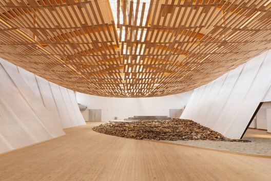 Kengo Kuma Kopenhag'da: "Earth | Tree" ile Doğadan Sanata Işık Dansı
