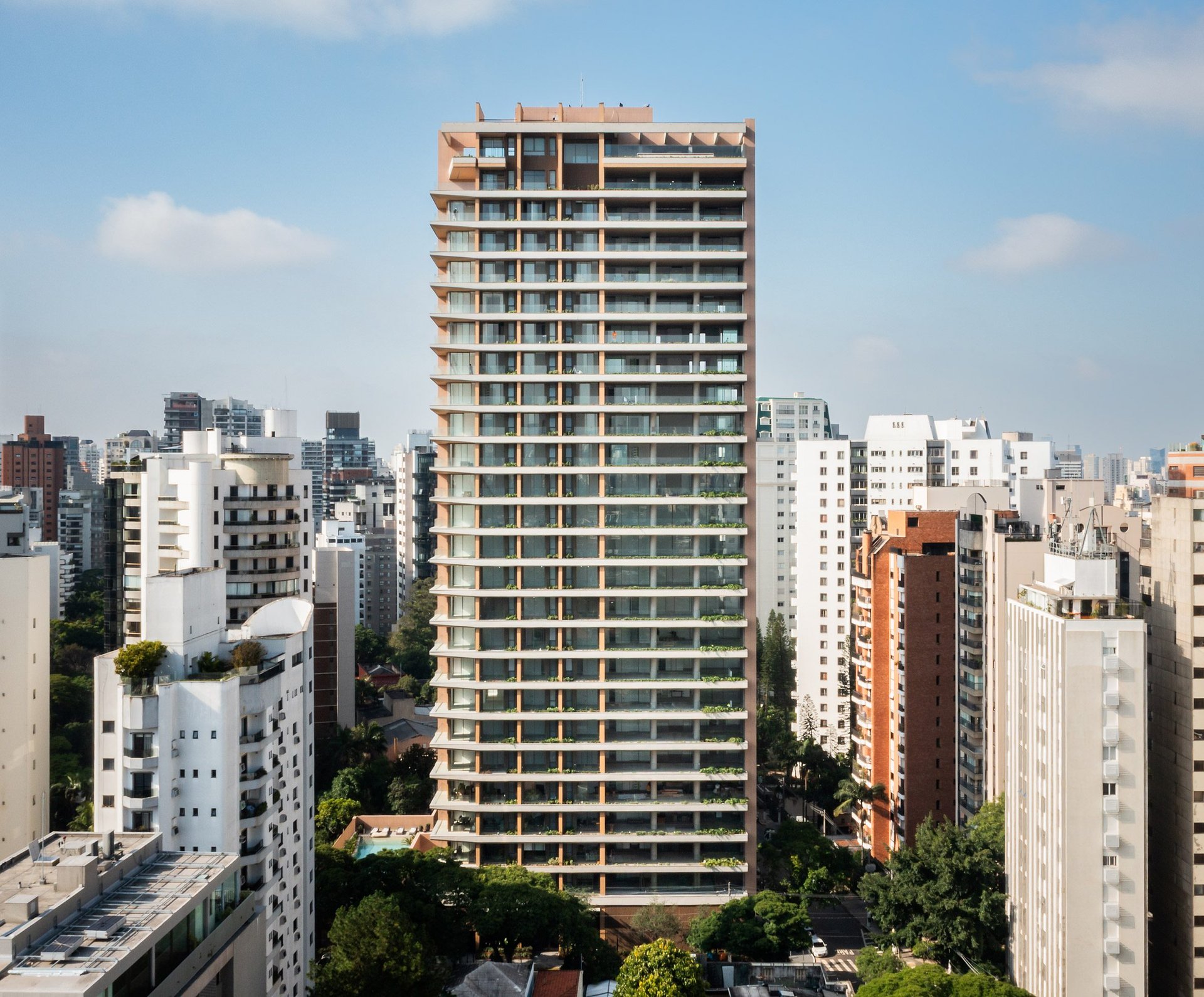 São Paulo: Ahşap ve Porselenin Buluştuğu Lüks Siluet