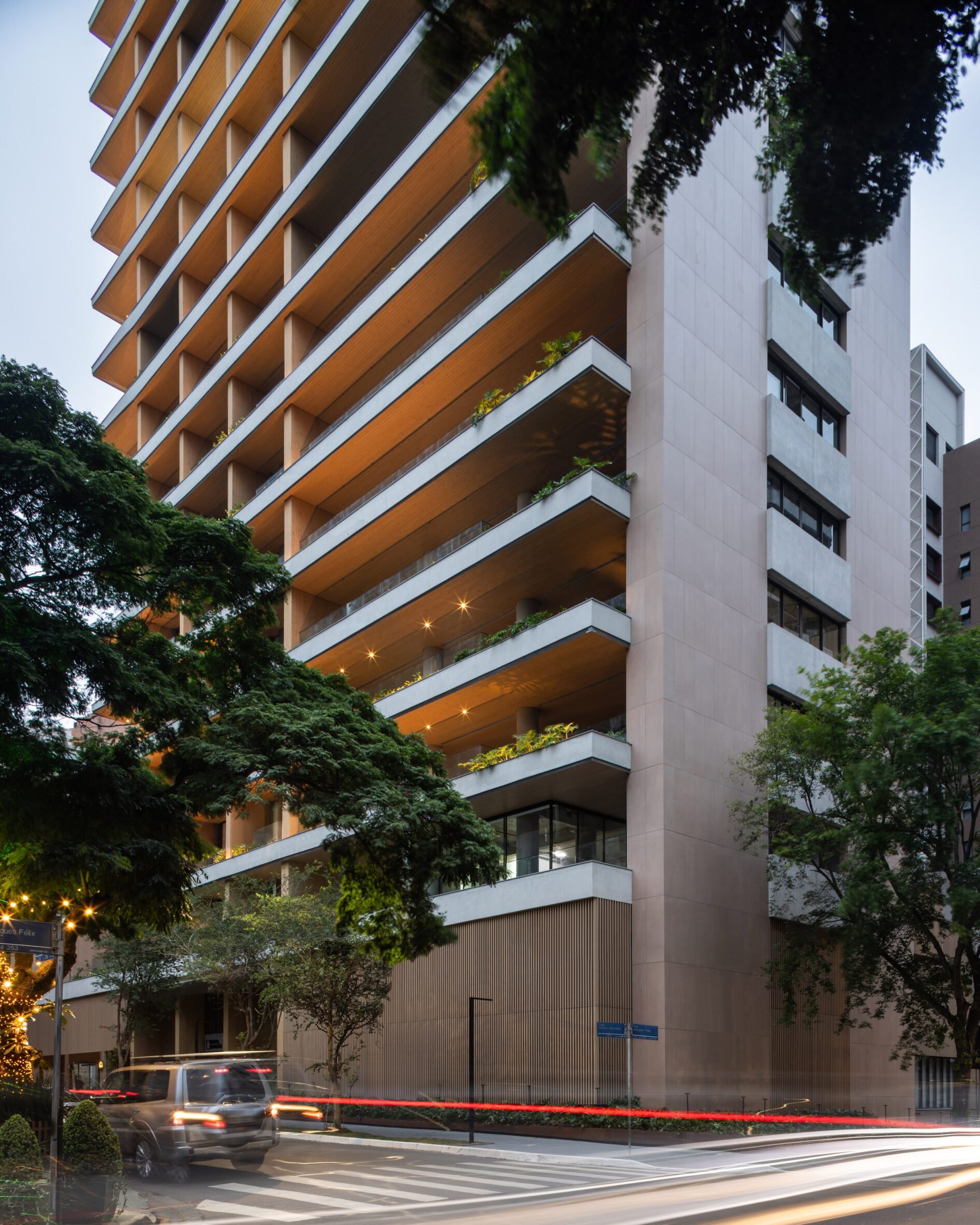São Paulo: Ahşap ve Porselenin Buluştuğu Lüks Siluet