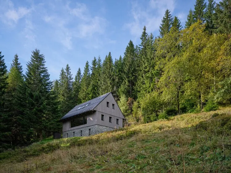 Krkonoše’de Geleneksel ve Modernin Buluştuğu Dağ Evi: Na Kukačkách