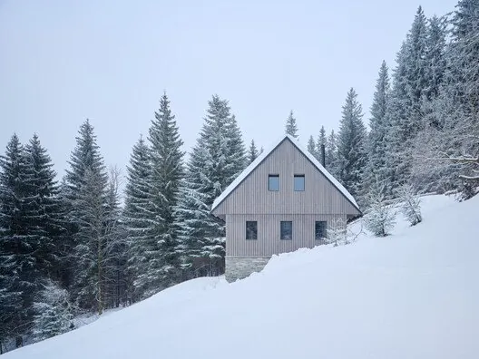 Na Kukačkách: Krkonoše'de Geleneksel ve Modernin Ustaca Buluşması