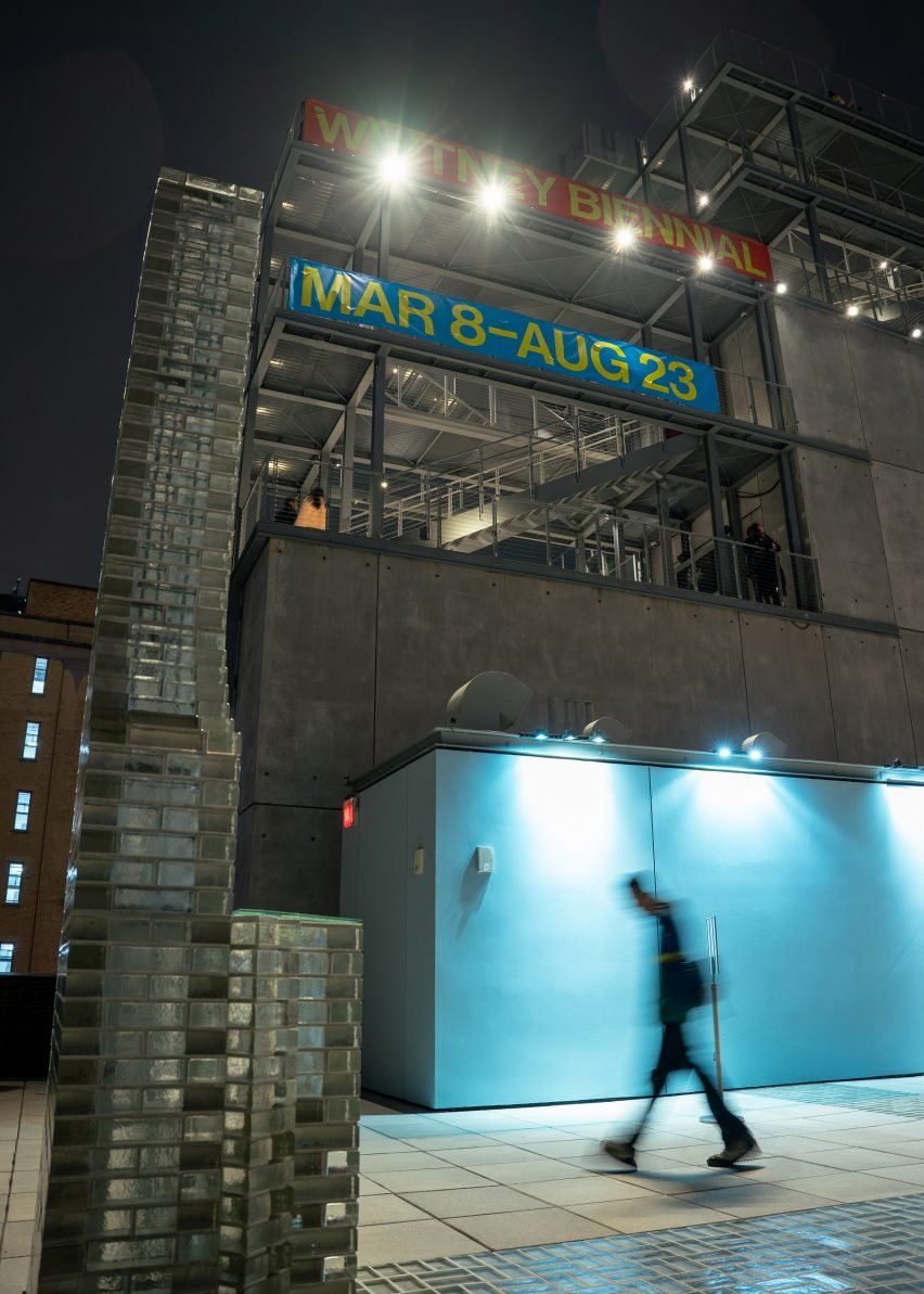 Küllerden Doğan Umut: Kelly Akashi'den Cam Bacalı Anıt