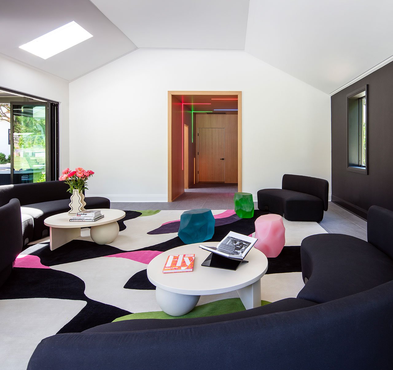 Minimalizmin Ötesi: Long Island'da Renklerle Neşe Dolu Bir Tasarım