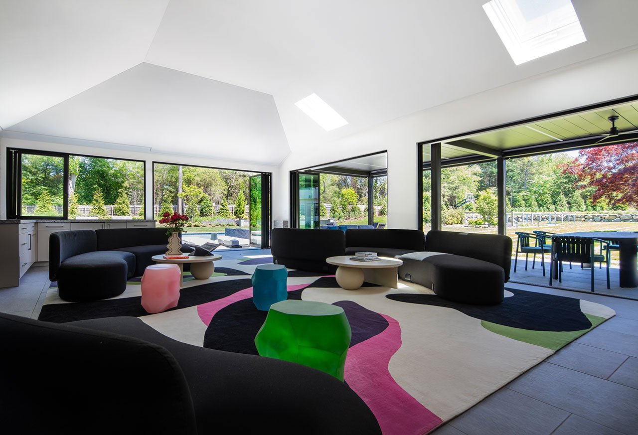 Minimalizmin Ötesi: Long Island'da Renklerle Neşe Dolu Bir Tasarım