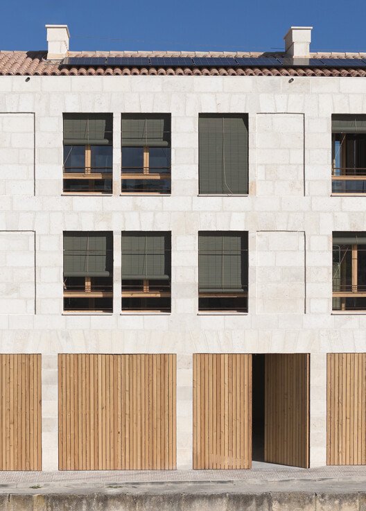 Mallorca'da Yerel Malzemelerle Yeni Nesil Sosyal Konutlar