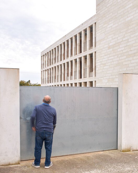 Mallorca'da Yerel Malzemelerle Yeni Nesil Sosyal Konutlar