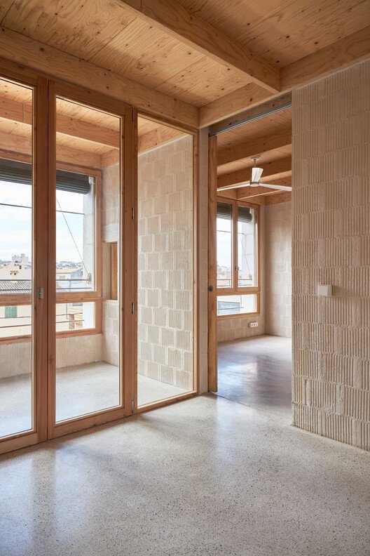 Mallorca'da Yerel Malzemelerle Yeni Nesil Sosyal Konutlar