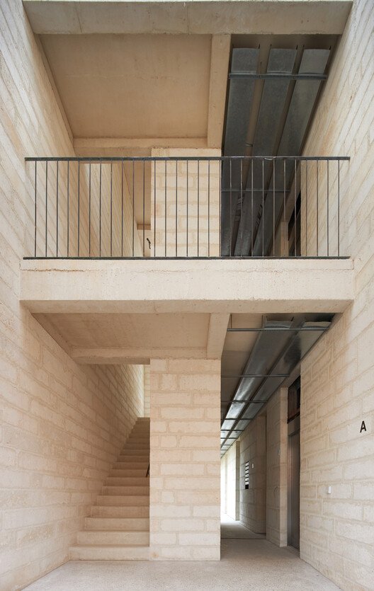 Mallorca'da Yerel Malzemelerle Yeni Nesil Sosyal Konutlar