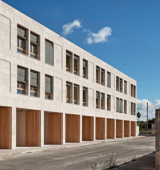 Mallorca'da Yerel Malzemelerle Yeni Nesil Sosyal Konutlar