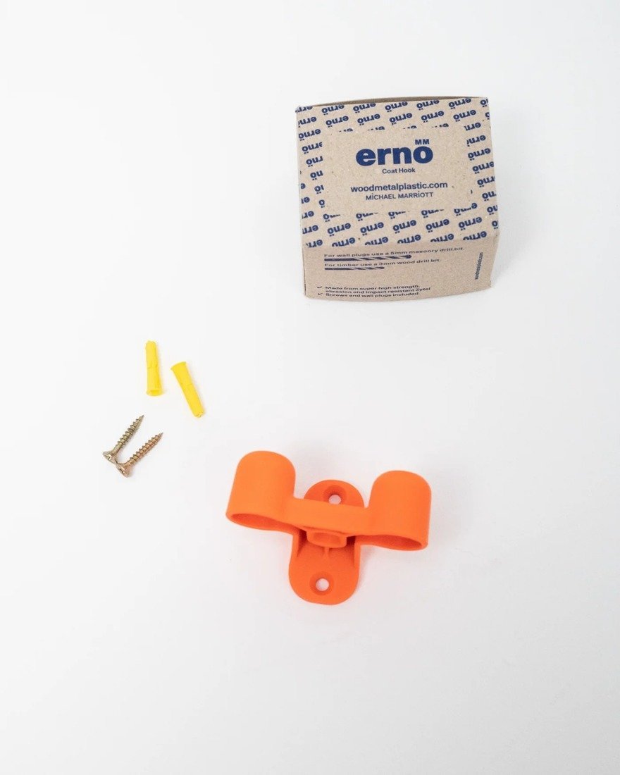 Ernö Askılığı: Michael Marriott'tan Plastik Malzemenin Gerçek Sesi