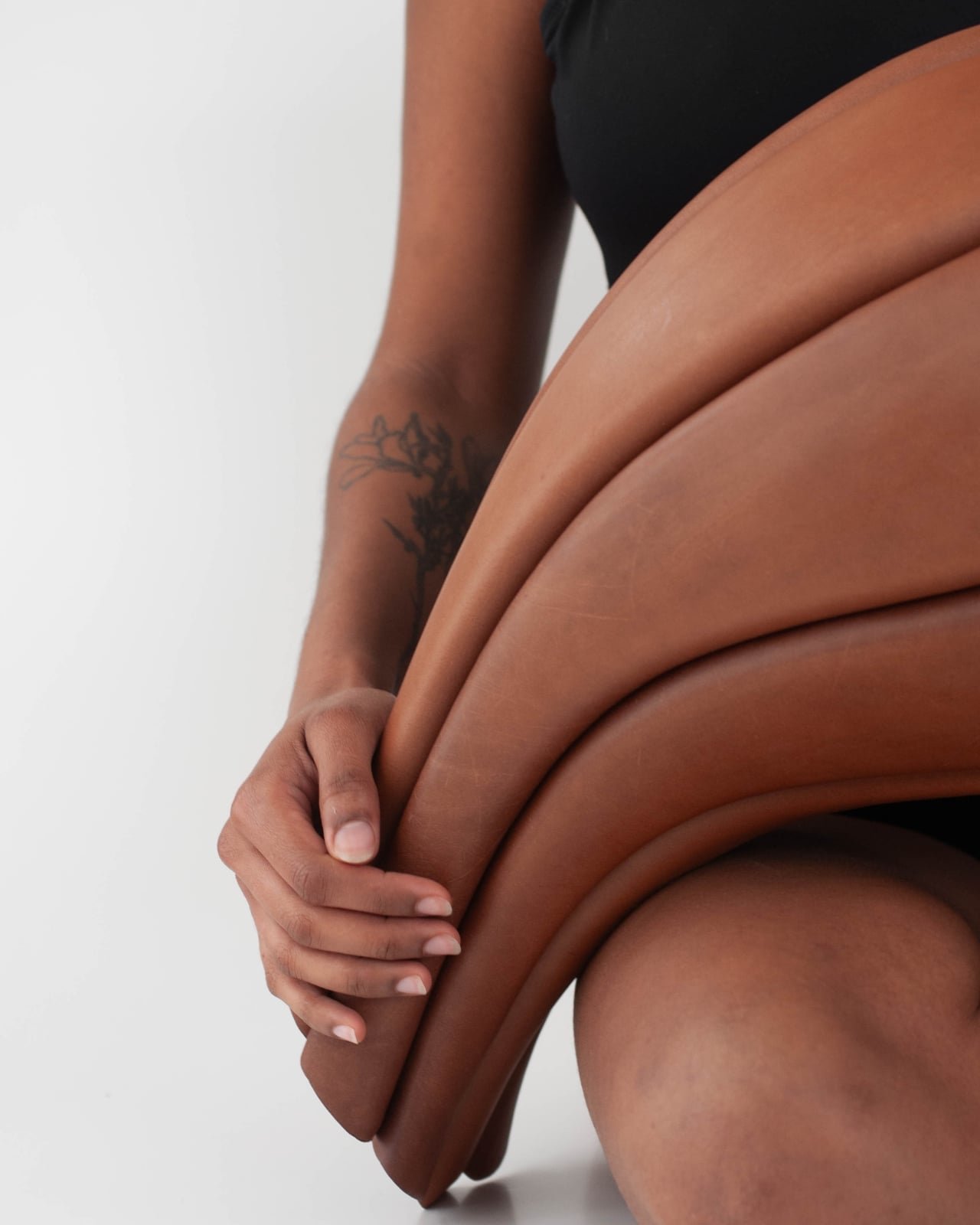 Milan 2026: Talia Luvaton'un Nefes Alan Deri Sanatıyla Vücuda Övgü