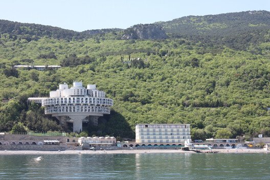 Yerçekimine Meydan Okuyan Mimarinin Hafiflik Tutkusu