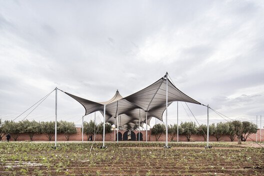Yeryüzüyle Dans: Mimarlıkta Hafifliğin Yeniden Tanımı