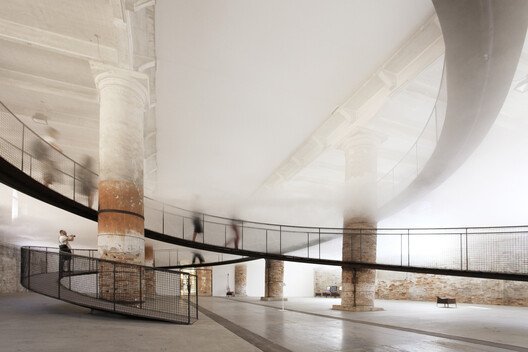 Yeryüzüyle Dans: Mimarlıkta Hafifliğin Yeniden Tanımı