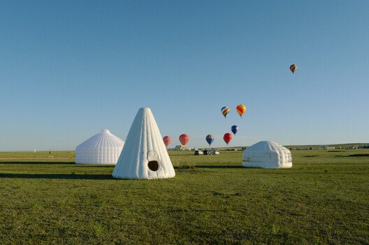 Yeryüzüyle Dans: Mimarlıkta Hafifliğin Yeniden Tanımı