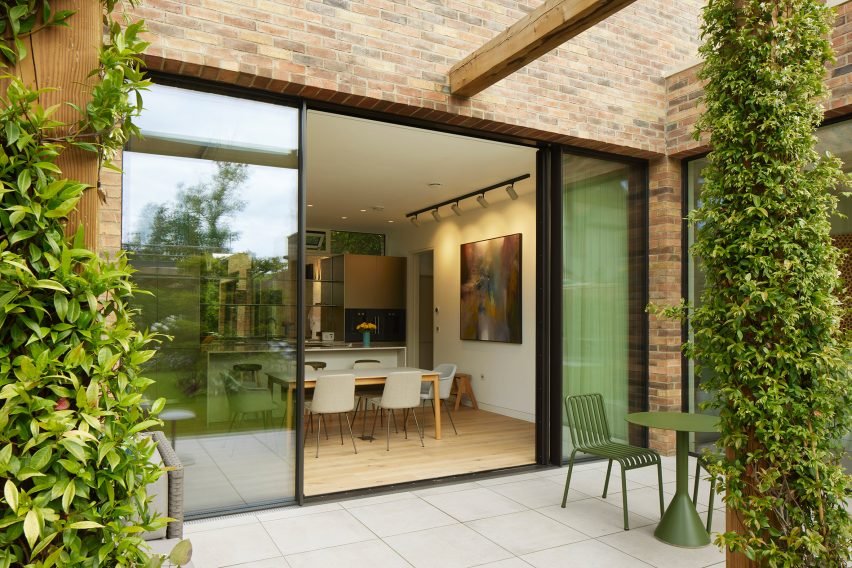 Newcastle'ın Sürdürülebilir Vahası: 'Flatpack' Avlulu Prefabrik Ev