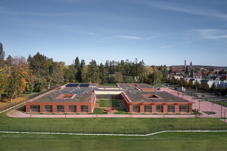 Cardwell Kulüp Evi: Şebekeden Bağımsız Yaşamın Aktif Mimarisi