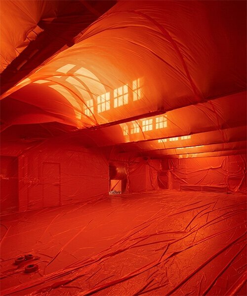 Penique Productions: Algıyı Dönüştüren Nefes Alan Mimarlık