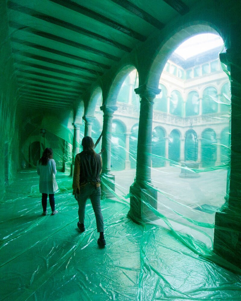 Penique Productions: Algıyı Dönüştüren Nefes Alan Mimarlık