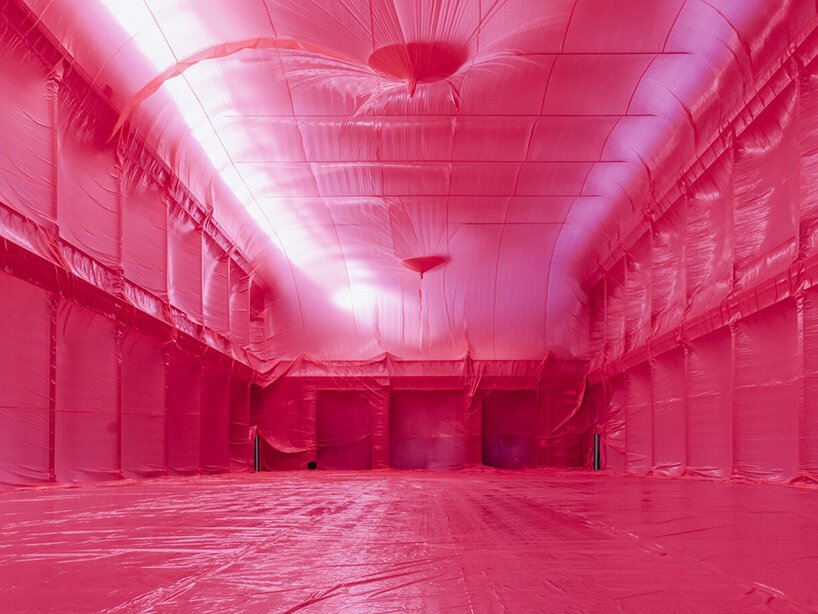 Penique Productions: Algıyı Dönüştüren Nefes Alan Mimarlık