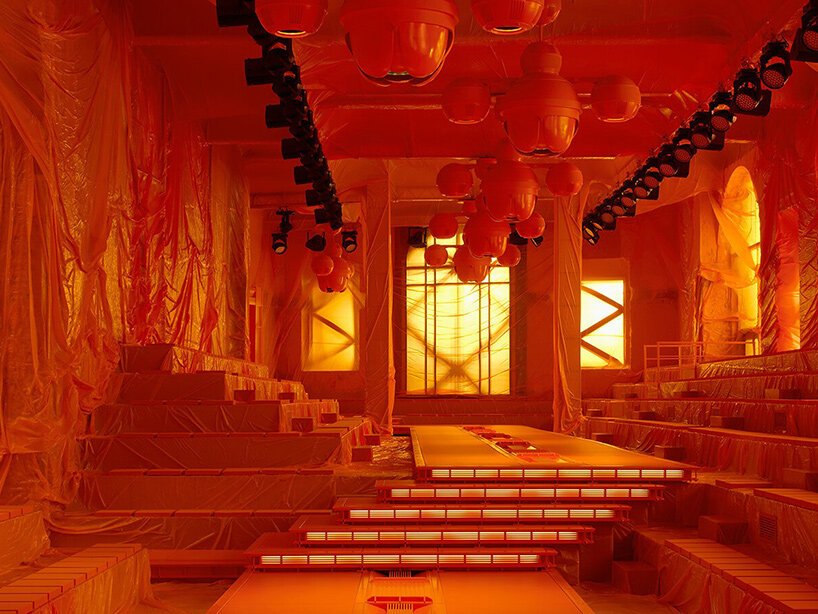 Penique Productions: Algıyı Dönüştüren Nefes Alan Mimarlık