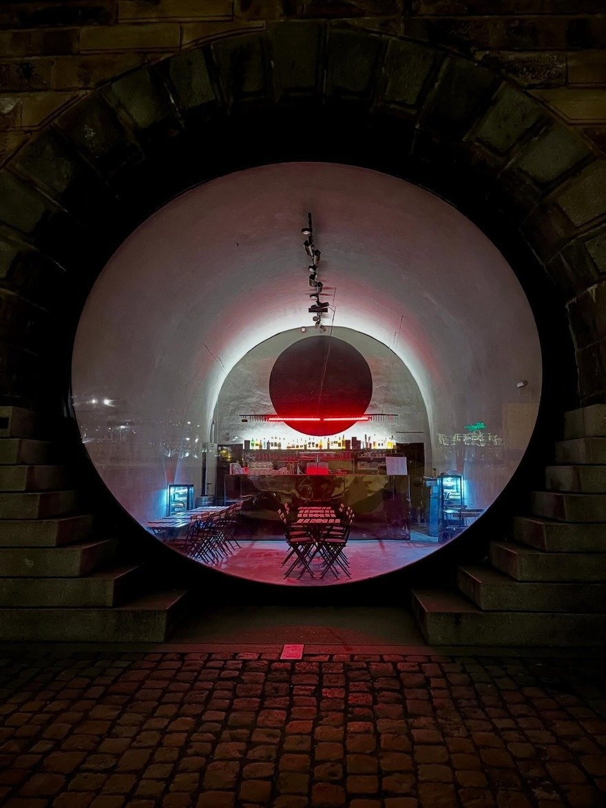 Vltava'dan İlham: (A)Void Café'nin Cesur Akrilik Yüzü