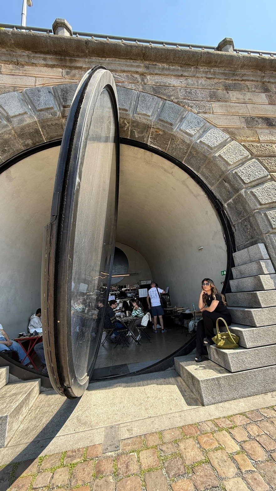 Vltava'dan İlham: (A)Void Café'nin Cesur Akrilik Yüzü