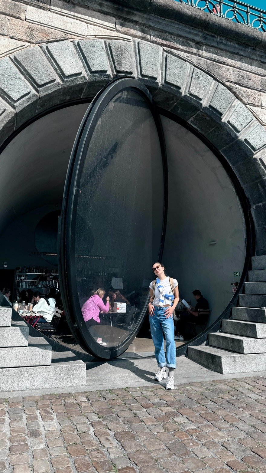 Vltava'dan İlham: (A)Void Café'nin Cesur Akrilik Yüzü