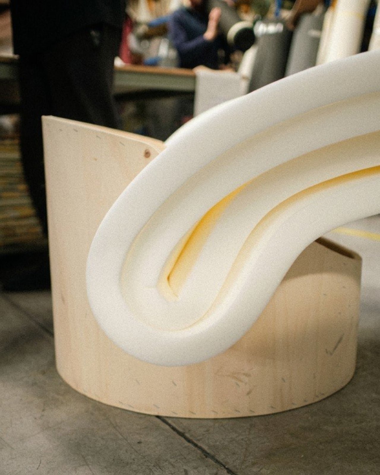 Raw-Edges'tan Ezber Bozan Sandalye: Sıfır Sabitleme, Yüksek Estetik