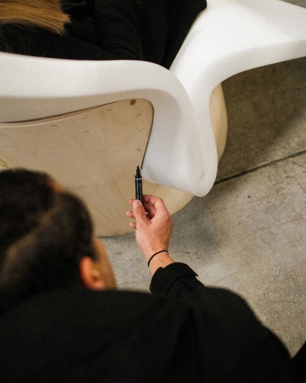 Raw-Edges'tan Ezber Bozan Sandalye: Sıfır Sabitleme, Yüksek Estetik