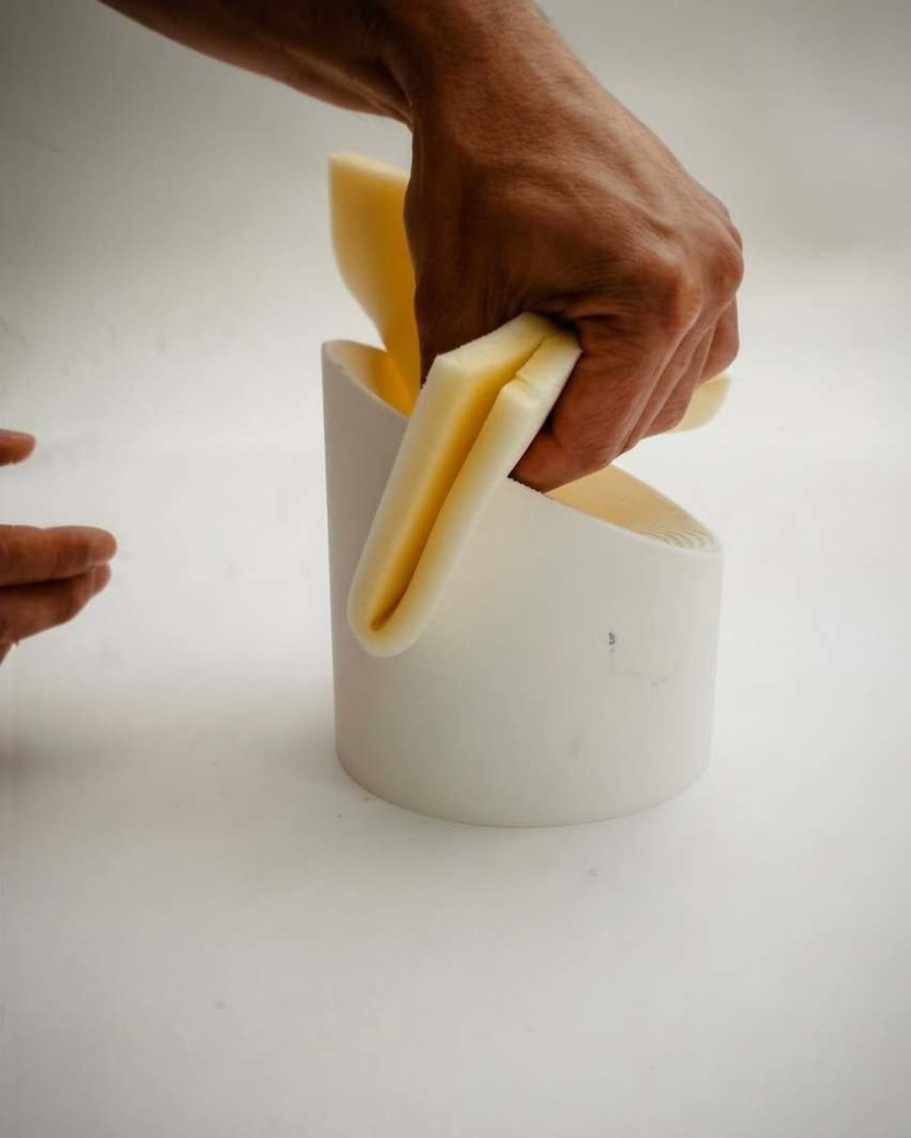 Raw-Edges'tan Ezber Bozan Sandalye: Sıfır Sabitleme, Yüksek Estetik