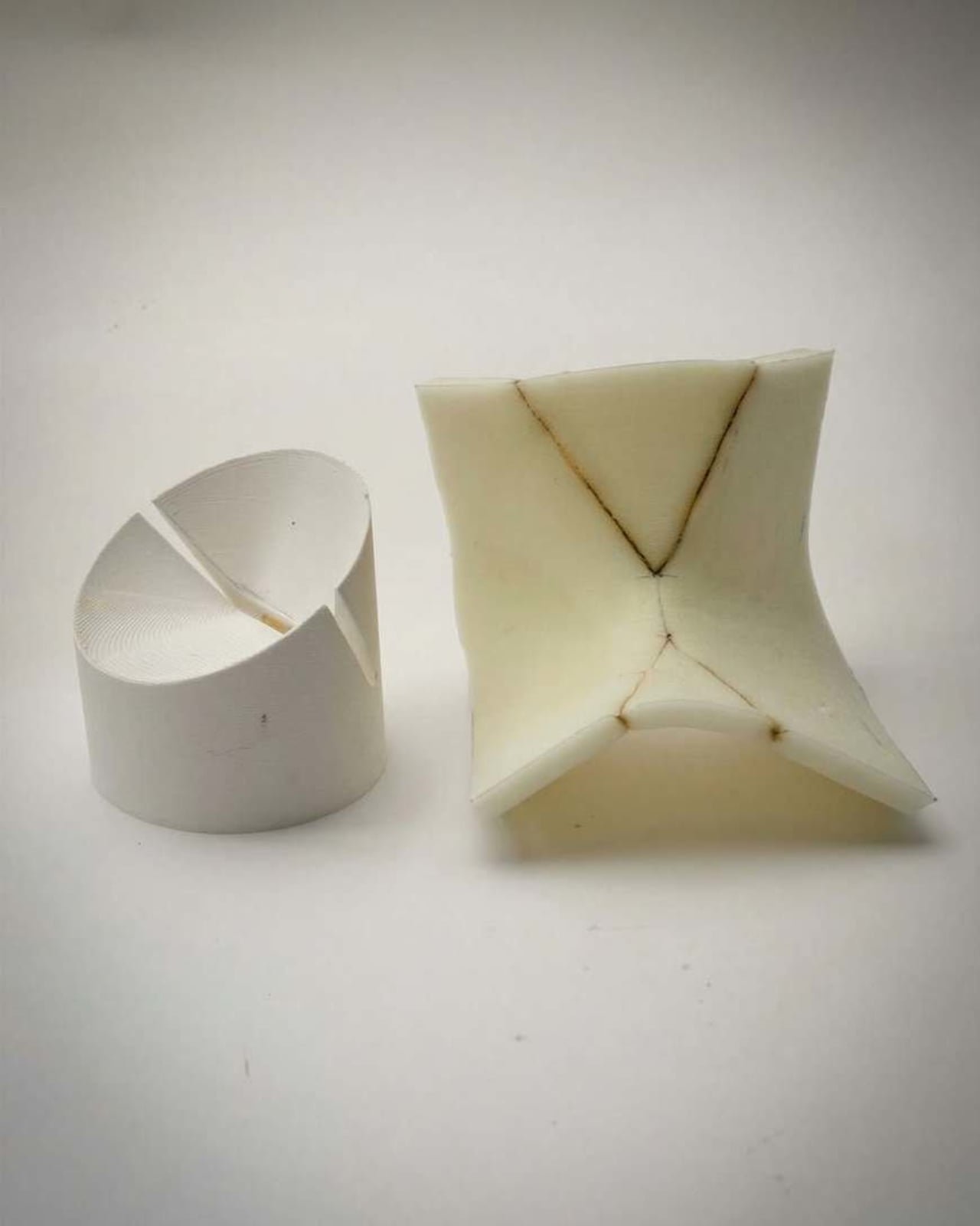 Raw-Edges'tan Ezber Bozan Sandalye: Sıfır Sabitleme, Yüksek Estetik