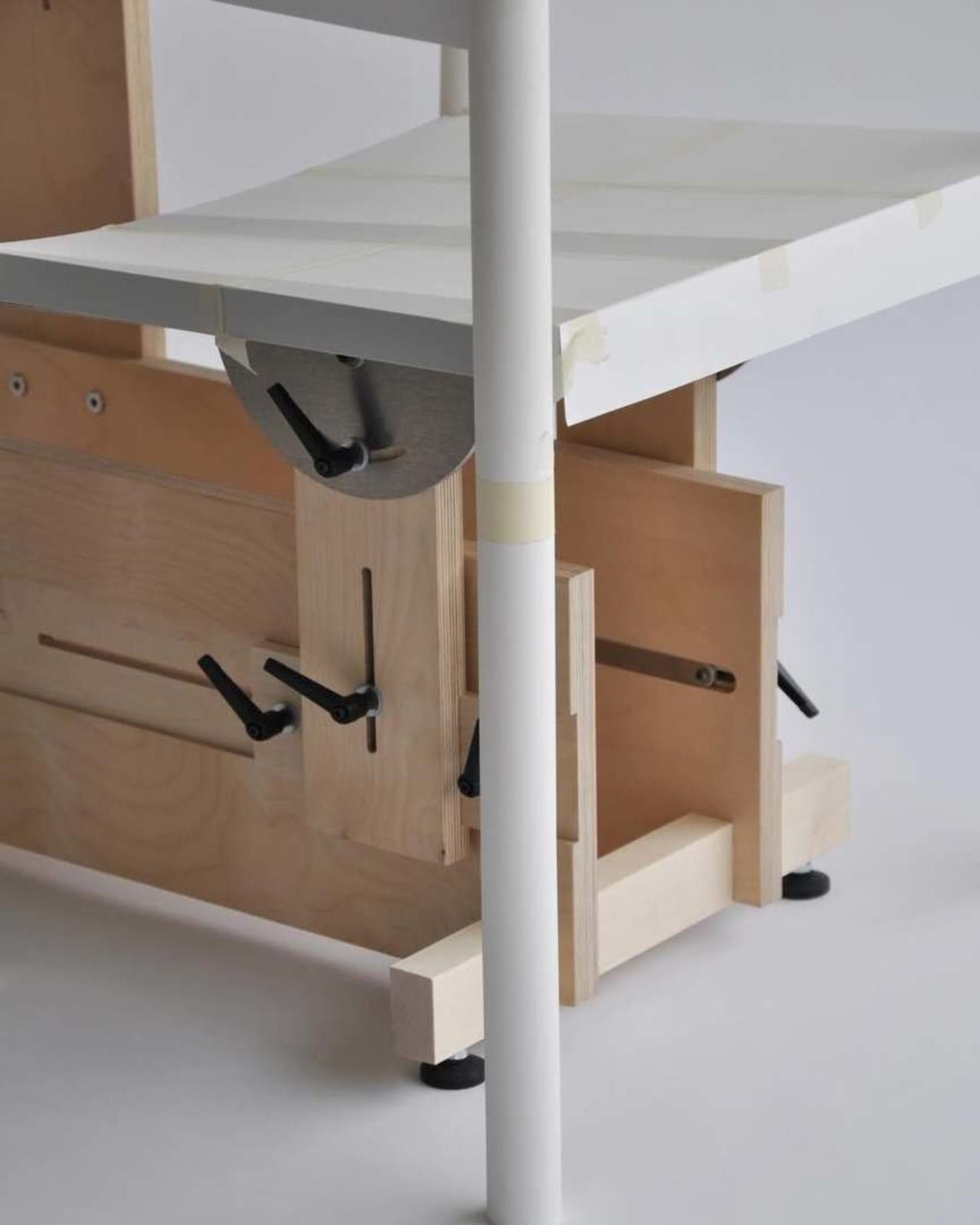 Dijital Değil, Dokunuş: Sandalye Tasarımının Gerçek Kahramanı 'Buck'