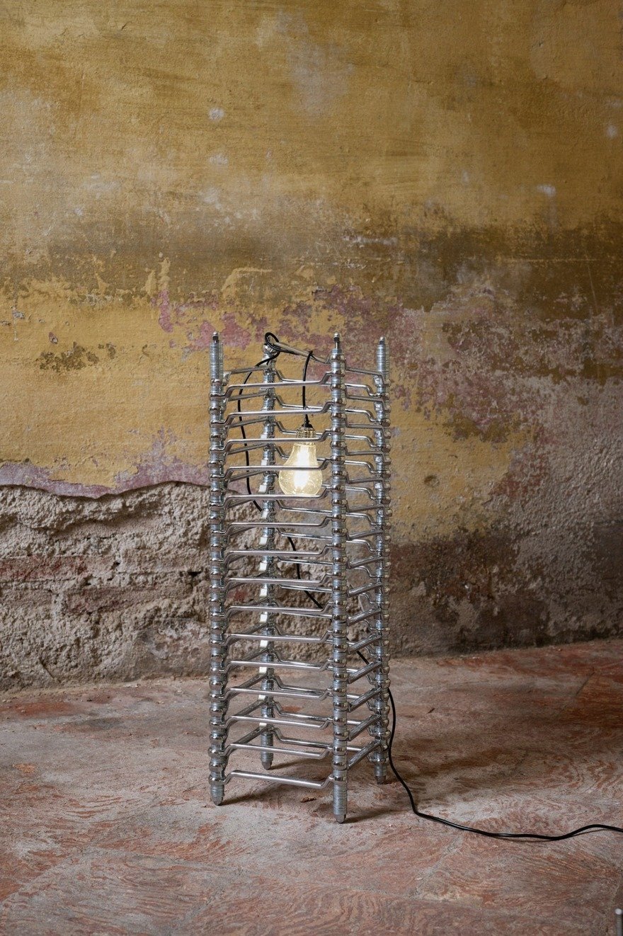 Anahtar Büyüsü: İyo Hasegawa'nın Endüstriyel Mobilya Sanatı