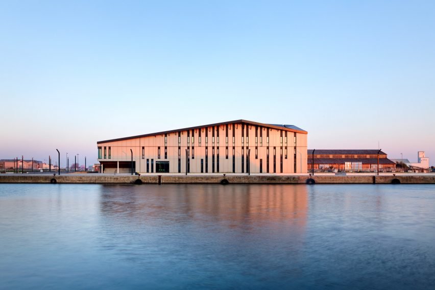 Dunkirk'ün Yeni Nabzı: Snøhetta'dan Pozitif Enerjili İnovasyon Merkezi